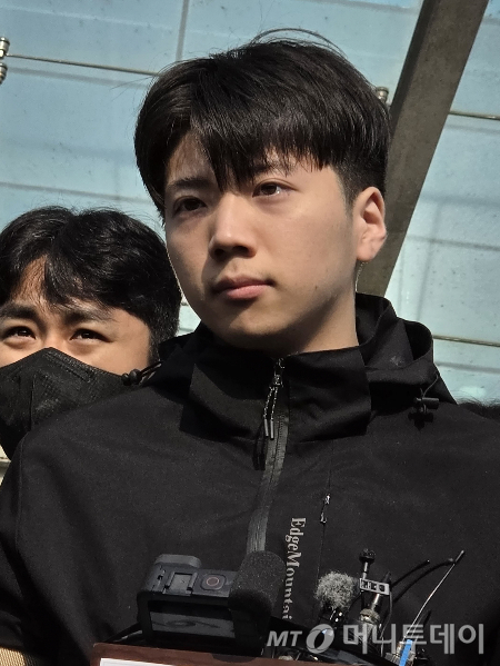 어린이날 광주 도심에서 일면식 없는 여고생을 살해해 살인·살인미수 등의 혐의를 받는 장윤기(23)가 14일 오전 광주 서부경찰서에서 검찰에 송치되고 있다. 장윤기는 이날 광주에선 처음으로 신상이 공개됐다. /사진=뉴스1