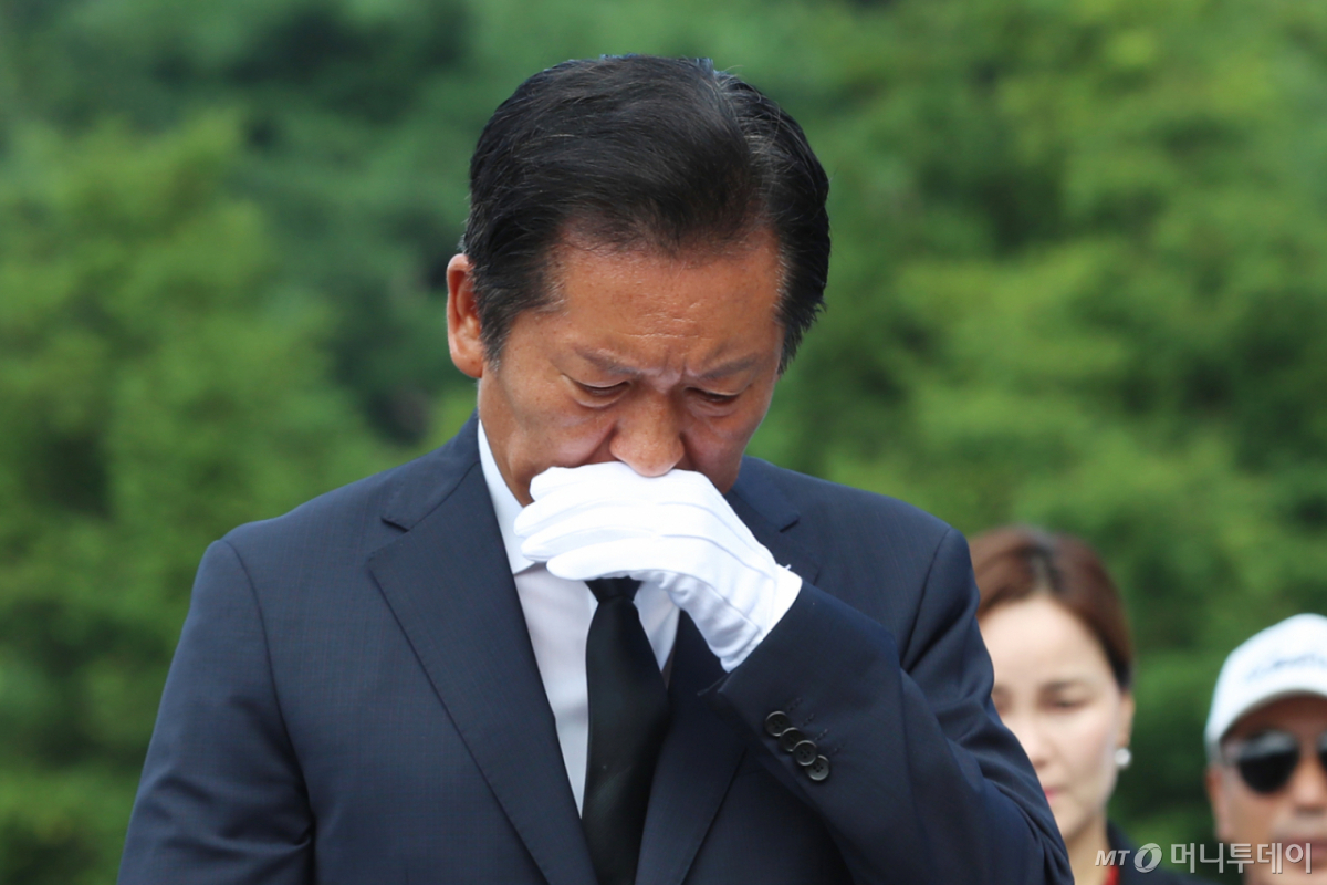 (김해=뉴스1) 윤일지 기자 = 정청래 더불어민주당 대표가 7일 오전 경남 김해시 진영읍 봉하마을을 찾아 고 노무현 전 대통령 묘역을 참배하고 있다. 2025.8.7/뉴스1 Copyright © 뉴스1. All rights reserved. 무단 전재 및 재배포, AI학습 이용 금지. /사진=(김해=뉴스1) 윤일지 기자