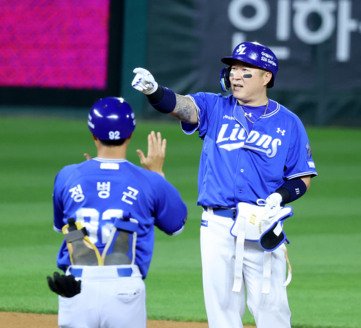 삼성 4번타자 최형우가 3일 인천SSG랜더스필드에서 열리는 2026KBO리그 SSG랜더스와 삼성라이온즈 경기 6회초 1타점 2루타로 출루하고 있다. 2026.07.03. /사진=강영조 cameratalks@