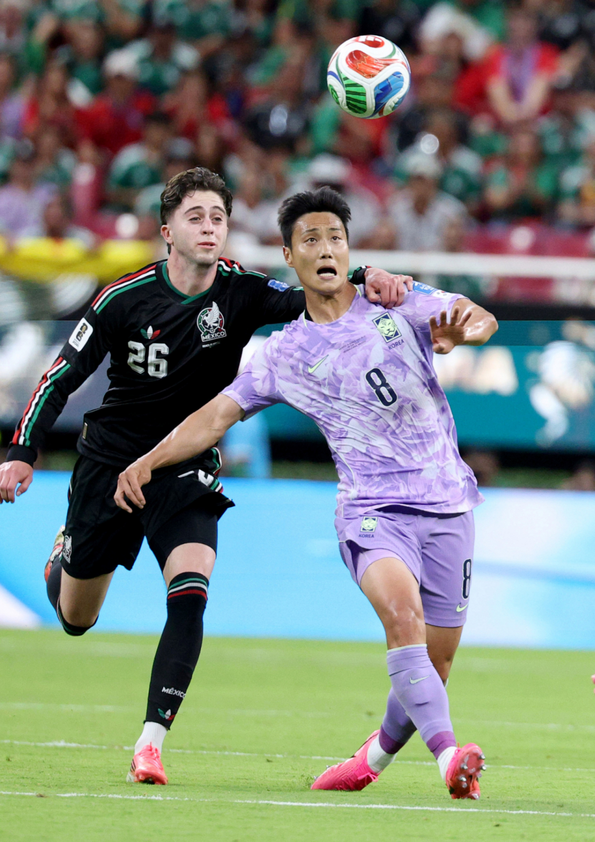 2026 북중미월드컵 A조 예선 대한민국 대 멕시코 경기가 19일(한국 시간) 멕시코 과달라하라 에스타디오 아크론에서 열렸다.백승호가 멕시코 구티에레스에 앞서 볼을 따내고 있다. /사진=김진경 대기자
