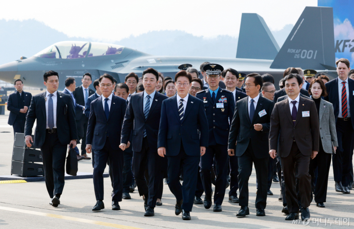 (사천=뉴스1) 이재명 기자 = 이재명 대통령이 25일 경남 사천 한국항공우주산업에서 열린 KF-21 양산 1호기 출고식을 마친 뒤 생산현장으로 이동하고 있다. 2026.3.25/뉴스1  Copyright © 뉴스1. All rights reserved. 무단 전재 및 재배포,  AI학습 이용 금지. /사진=(사천=뉴스1) 이재명 기자