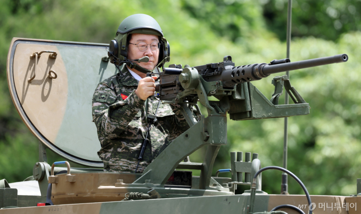 [연평도=뉴시스] 고범준 기자 = 이재명 대통령이 6.25 전쟁일 주간 및 호국보훈의 달을 맞아 24일 인천 옹진군 해병대 연평부대를 방문해 K9A1 자주포에서 K6 조준 시연을 하고 있다. 2026.06.24. bjko@newsis.com /사진=