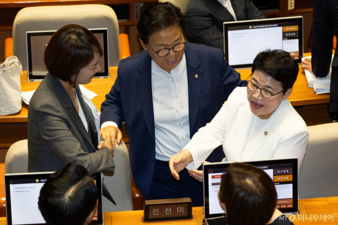 (서울=뉴스1) 유승관 기자 = 첫 국회 여성 기획재정위원장으로 내정된 임이자 국민의힘 의원이 10일 서울 여의도 국회에서 열린 제427회 국회(임시회) 제1차 본회의에서 더불어민주당 의원들과 인사하고 있다. 2025.7.10/뉴스1  Copyright (C) 뉴스1. All rights reserved. 무단 전재 및 재배포,  AI학습 이용 금지. /사진=(서울=뉴스1) 유승관 기자