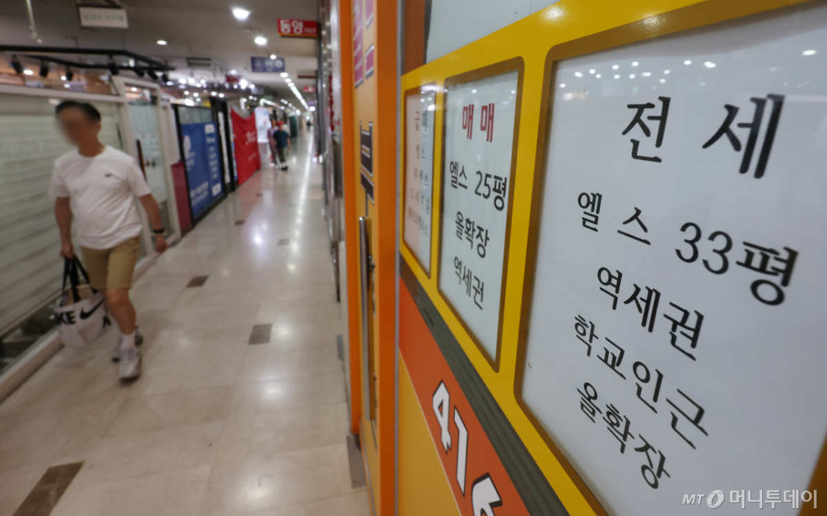 (서울=뉴스1) 김진환 기자 = 올해 들어 전국 아파트 전월세 거래량이 7% 감소한 반면, 빌라 등 비아파트는 11% 증가하며 '탈 아파트' 현상이 본격화되고 있다. 특히 서울의 아파트 전월세 물건은 2년 전 대비 14.5% 감소했으며, 전세 평균 보증금은 19.1% 상승해 서민들의 부담이 가중되고 있다. 사진은 5일 서울 시내 한 부동산에 전세 매물이 게시돼 있다. 2026.7.5/뉴스1 Copyright © 뉴스1. All rights reserved. 무단 전재 및 재배포, AI학습 이용 금지. /사진=(서울=뉴스1) 김진환 기자