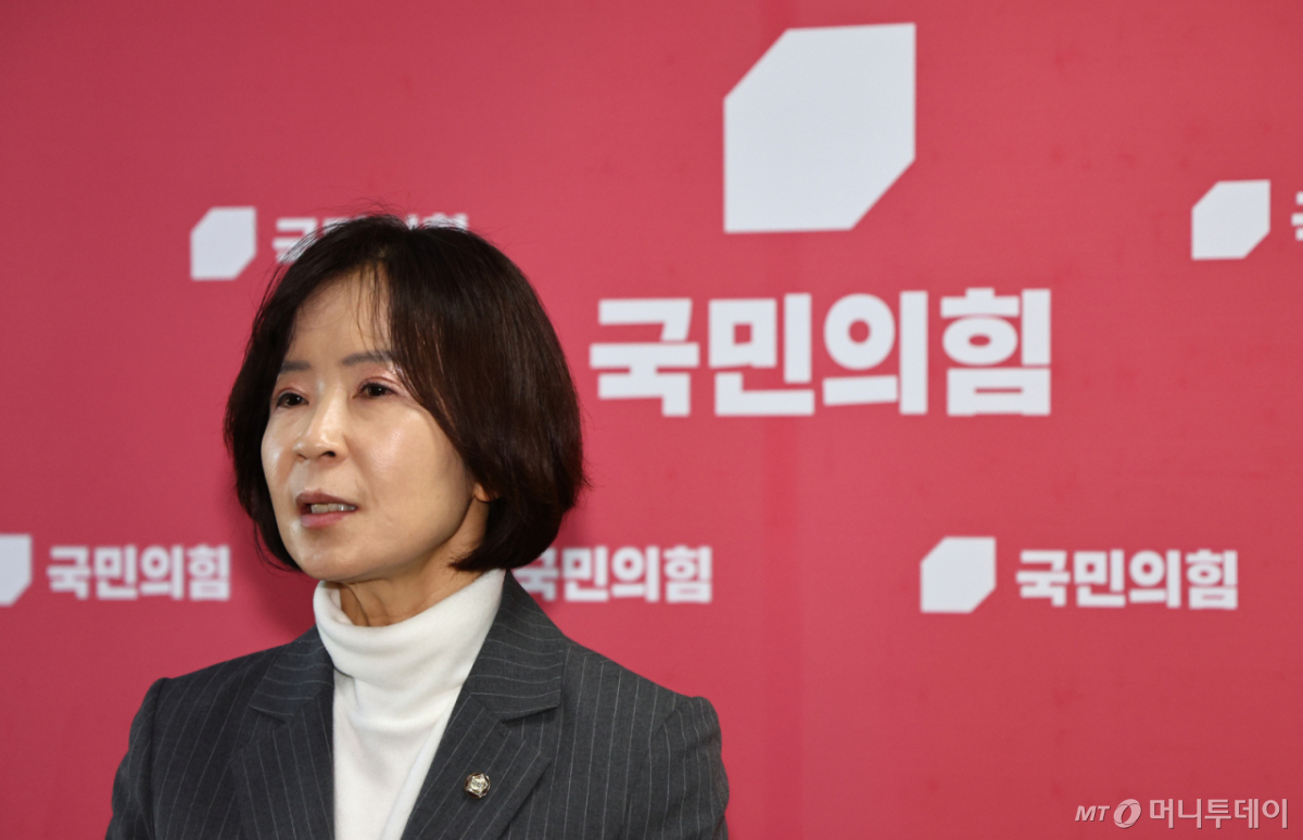 [서울=뉴시스] 김명년 기자 = 최수진 국민의힘 원내수석대변인이 21일 오전 서울 여의도 국회에서 '원내대표-초선 의원 모임'이 끝난 후 기자회견하고 있다. 2026.01.21. kmn@newsis.com /사진=김명년