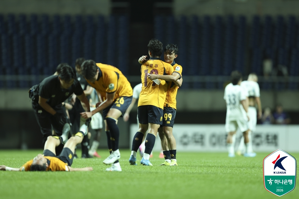 5일 광주월드컵경기장에서 열린 울산 HD전 1-1 무승부 이후 인사를 나누고 있는 광주FC 안혁주와 홍용준. /사진=한국프로축구연맹 제공