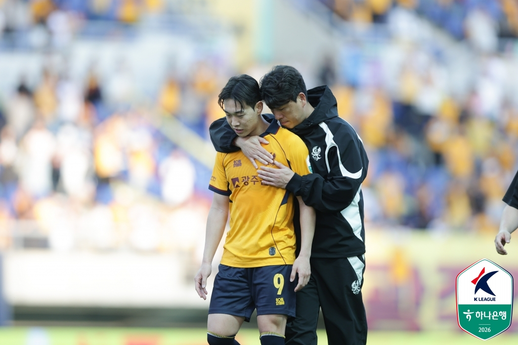 이정규 광주FC 감독과 하승운. /사진=한국프로축구연맹 제공