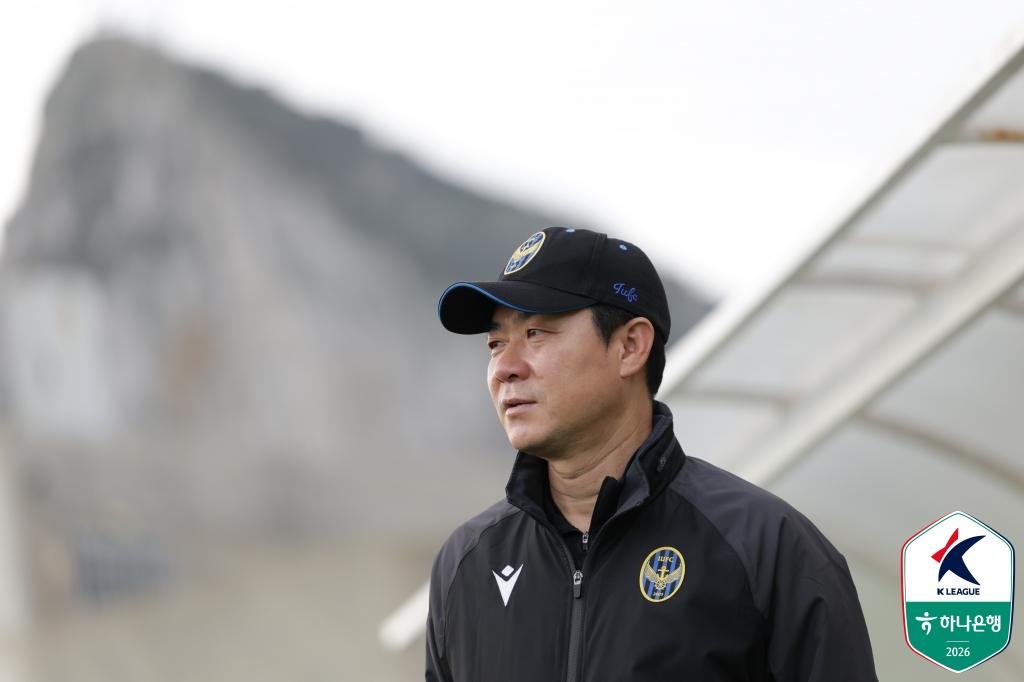 팀 훈련 중인 윤정환 감독의 모습. /사진=한국프로축구연맹 제공