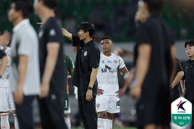 퇴장 당한 뒤 아쉬운 듯 그라운드를 쳐다보는 제주SK 네게바(가운데). /사진=한국프로축구연맹 제공