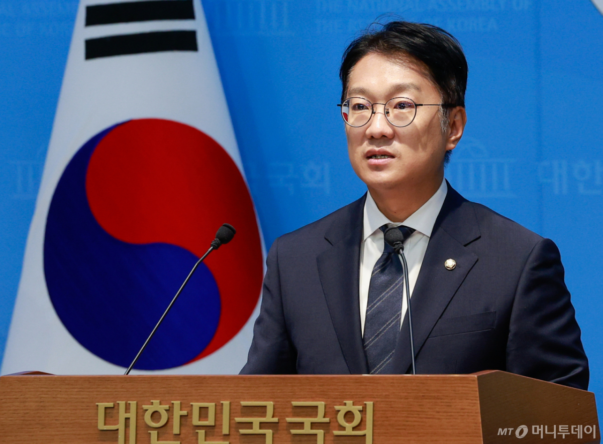 (서울=뉴스1) 안은나 기자 = 김남준 더불어민주당 의원이 10일 서울 여의도 국회 소통관에서 민주당 전국대학생위원회의 '선관위 국민참정권 침해 규탄 및 대학가 시국선언 관련 기자회견'을 소개하고 있다. 2026.6.10/뉴스1 Copyright © 뉴스1. All rights reserved. 무단 전재 및 재배포, AI학습 이용 금지. /사진=(서울=뉴스1) 안은나 기자
