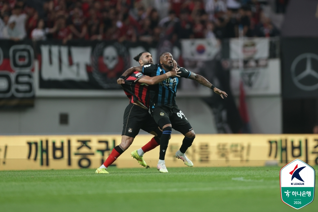야잔(왼쪽)과 페리어가 공중볼 경합을 펼치고 있다. /사진=한국프로축구연맹 제공