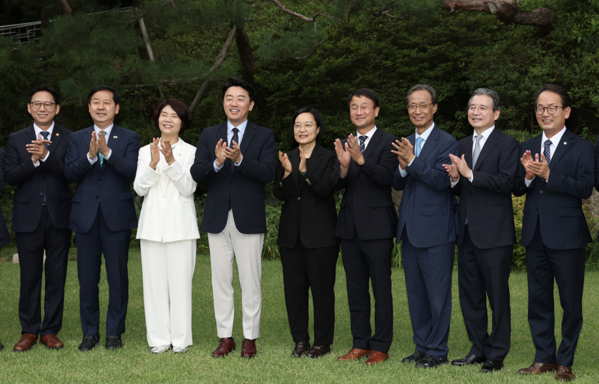 한성숙 국무총리가 5일 오후 서울 종로구 삼청동 총리공관에서 열린 제9차 고위당정협의회에서 더불어민주당 한병도 대표 직무대행 겸 원내대표, 강훈식 대통령비서실장 등 참석자들과 기념촬영을 하고 있다. /사진=공동취재단 /사진=(서울=뉴스1) 김민지 기자