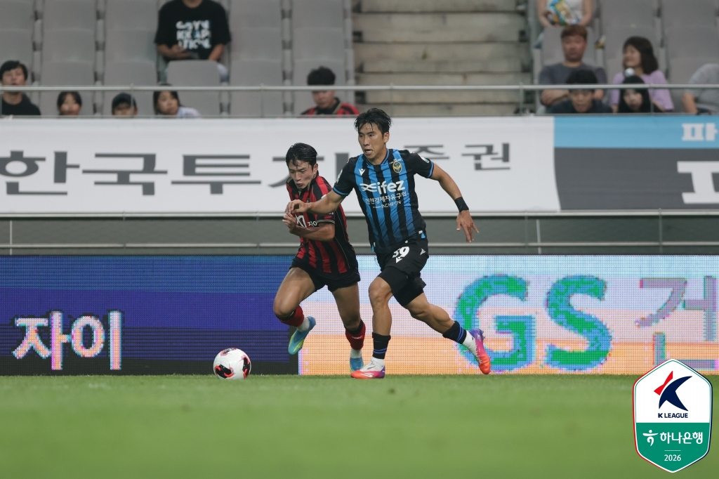 정승원(왼쪽)이 몸싸움을 펼치고 있다. /사진=한국프로축구연맹 제공