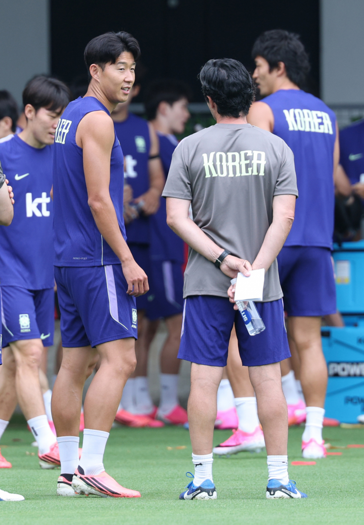 대한민국 축구 국가대표팀이 2026 북중미월드컵을 앞두고 8일 멕시코 과달라하라 치바스 베르데 바예에서 훈련을 진행했다. 손흥민이 휴식 시간에 아로소 코치와 대화하고 있다. /사진=김진경 대기자