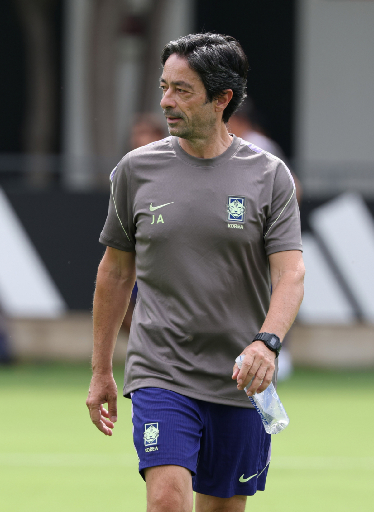 대한민국 축구 국가대표팀이 2026 북중미월드컵을 닷새 앞두고 6일 멕시코 과달라하라 치바스 베르데바예에서 첫 훈련을 진행했다. 아로소 코치가 선수들의 훈련을 지켜보고 있다. 홍명보호는 오는 6월 12일 오전 11시(한국시간) 체코와 운명의 조별리그 1차전, 그리고 일주일 뒤인 19일 오전 10시 개최국 멕시코와 분수령이 될 2차전이 바로 이곳 과달라하라에서 치른다. /사진=김진경 대기자