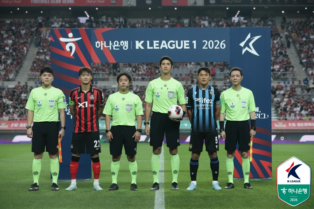 경기 전 기념 촬영하는 FC서울 주장 김진수(왼쪽 두 번째). /사진=한국프로축구연맹 제공