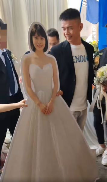 말레이시아의 한 남성이 결혼을 앞두고 세상을 떠난 약혼녀의 등신대와 '영혼 결혼식'을 올렸다./사진=존 페이스북