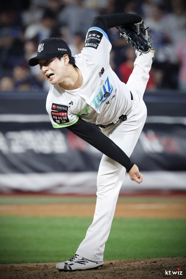 KT 일본인 아시아쿼터 스기모토 코우키가 5일 수원 롯데전에서 역투했다. /사진=KT 위즈 제공