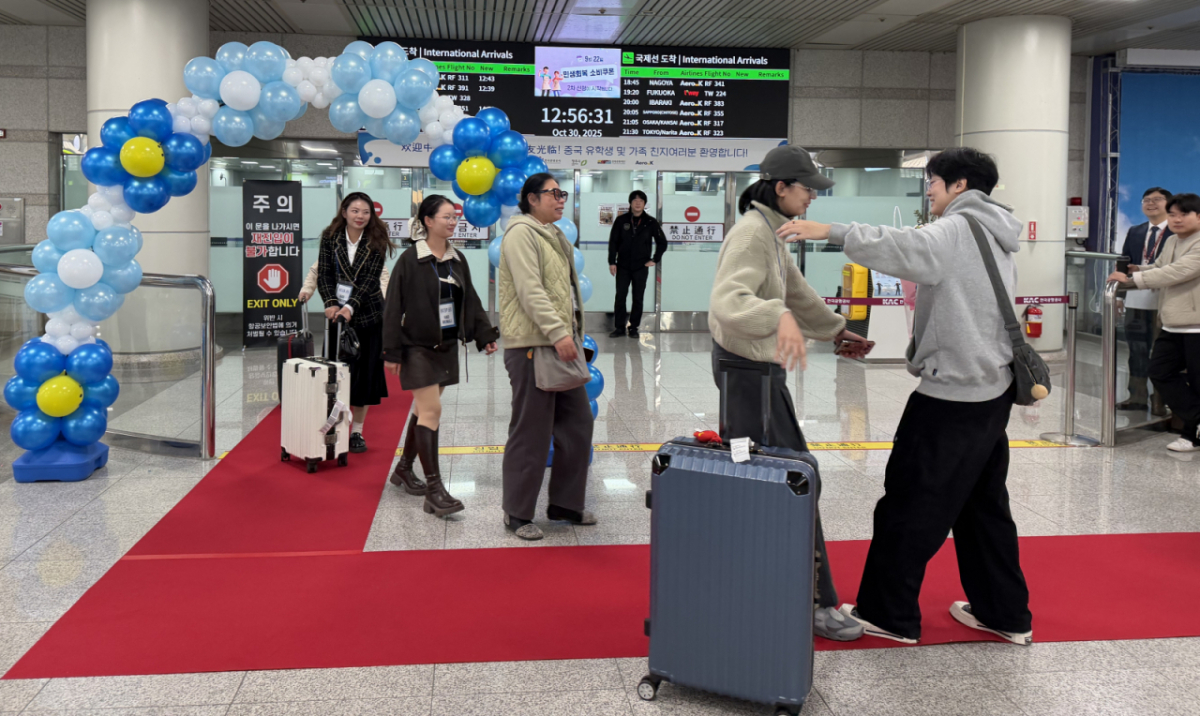 지난해 10월 충북 청주국제공항 1층 대합실에서 중국인 유학생들이 입국한 가족들을 반갑게 맞이하고 있다. / 사진제공 =한국공항공사 청주공항