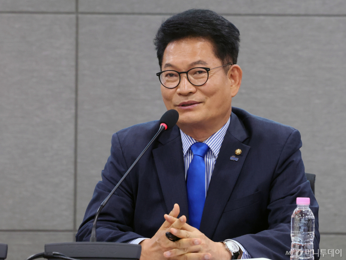 (서울=뉴스1) 황기선 기자 = 송영길 더불어민주당 의원이 3일 오전 서울 여의도 국회 의원회관에서 열린 '이재명 정부 1년 : 평화·외교·안보 분야 평가와 과제 토론회'에서 인사말을 하고 있다. 2026.7.3/뉴스1 Copyright © 뉴스1. All rights reserved. 무단 전재 및 재배포, AI학습 이용 금지. /사진=(서울=뉴스1) 황기선 기자