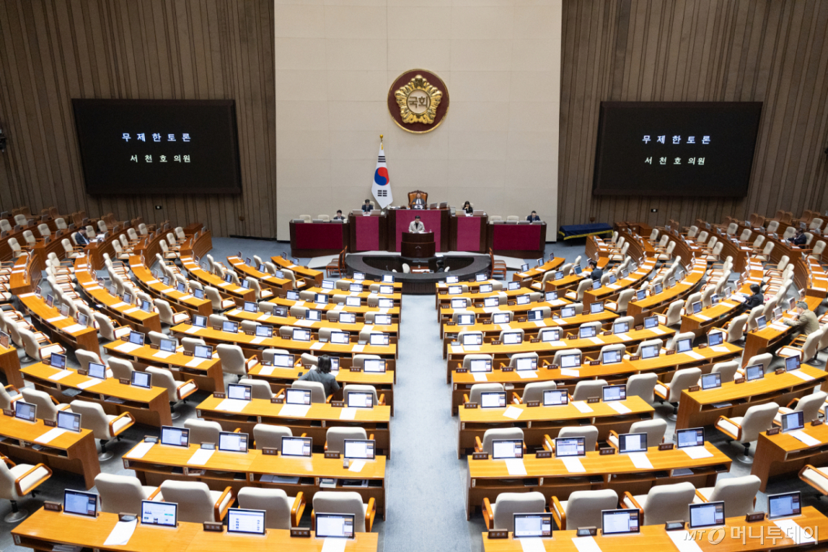 (서울=뉴스1) 이승배 기자 = 28일 서울 여의도 국회에서 열린 제432회 국회(임시회) 제8차 본회의에서 서천호 국민의힘 의원이 대법관 증원을 골자로 하는 법원조직법 일부개정법률안(대안)에 대한 무제한토론(필리버스터)을 하고 있다. 2026.2.28/뉴스1 Copyright © 뉴스1. All rights reserved. 무단 전재 및 재배포, AI학습 이용 금지. /사진=(서울=뉴스1) 이승배 기자