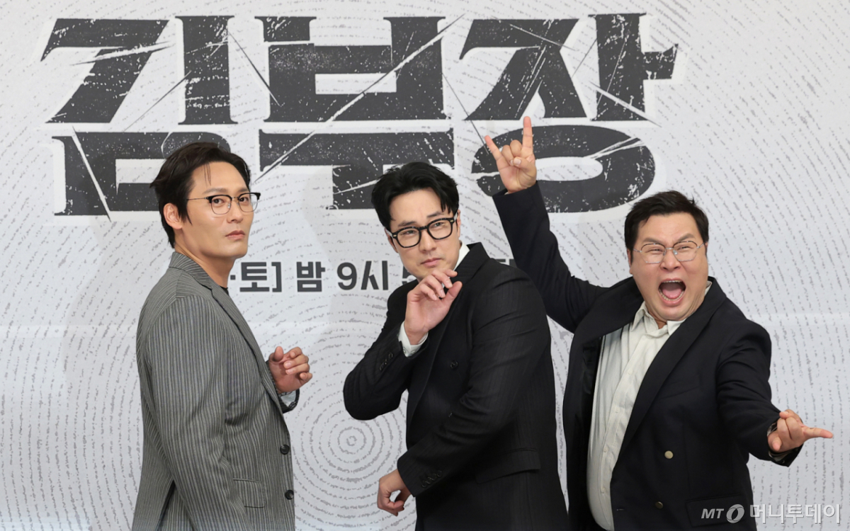 (서울=뉴스1) 권현진 기자 = 배우 최대훈(왼쪽부터)과 소지섭, 윤경호가 25일 오후 서울 양천구 SBS 목동 사옥에서 열린 SBS 금토드라마 ‘김부장’(극본 남대중/연출 이승영) 제작발표회에 참석해 포즈를 취하고 있다. ‘김부장’은 세상에서 가장 평범한 아빠가 하나뿐인 딸을 되찾기 위해 싸우는 복수 액션 드라마다. 2026.6.25/뉴스1 Copyright © 뉴스1. All rights reserved. 무단 전재 및 재배포, AI학습 이용 금지. /사진=(서울=뉴스1) 권현진 기자
