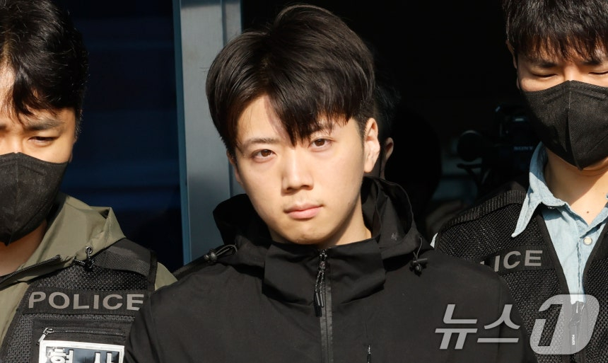'광주 여고생 살해' 사건을 수사했던 경찰 수사팀장이 증거인멸 혐의로 긴급 체포됐다. 사진은 지난달 14일 오전 광주 서부경찰서에서 검찰로 송치되고 있는 장윤기./사진=뉴스1