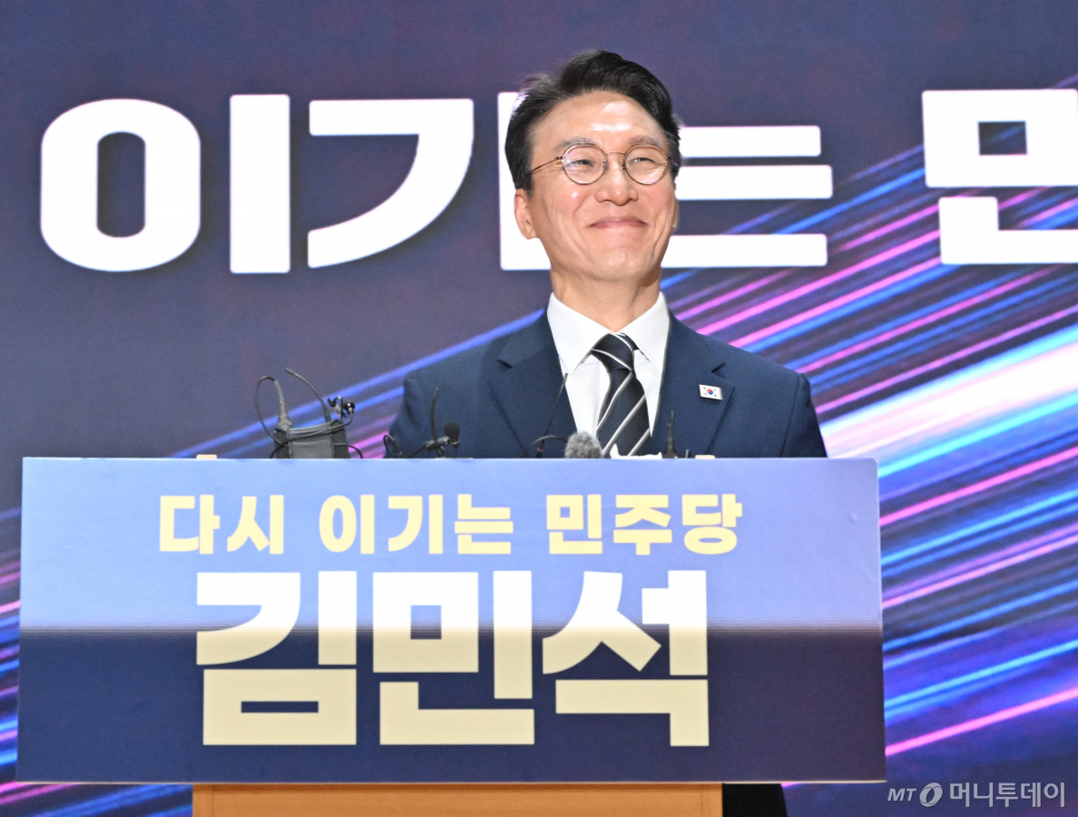 김민석 전 국무총리가 6일 오전 전남광주 동구 전일빌딩 245에서 더불어민주당 당대표 선거 출마 선언을 하고 있다./사진=뉴시스