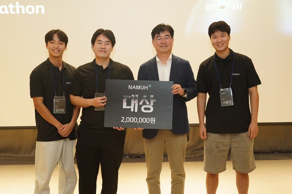 지난 3일 서울 광진구 워커힐호텔 아카디아에서 열린 ‘제2회 나무엑스 해커톤’ 대회 시상식에서 김형진 SK인텔릭스 나무엑스사업본부장(왼쪽 세번째)과 대상을 차지한 ‘가드’ 팀이 수상 기념 사진을 촬영하고 있다./사진=SK인텔릭스