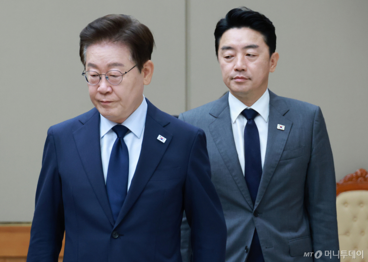 (서울=뉴스1) 허경 기자 = 이재명 대통령이 6일 청와대에서 열린 메가프로젝트 민관합동 점검회의에 입장하고 있다. (청와대통신사진기자단) 2026.7.6/뉴스1 Copyright © 뉴스1. All rights reserved. 무단 전재 및 재배포, AI학습 이용 금지. /사진=(서울=뉴스1) 허경 기자