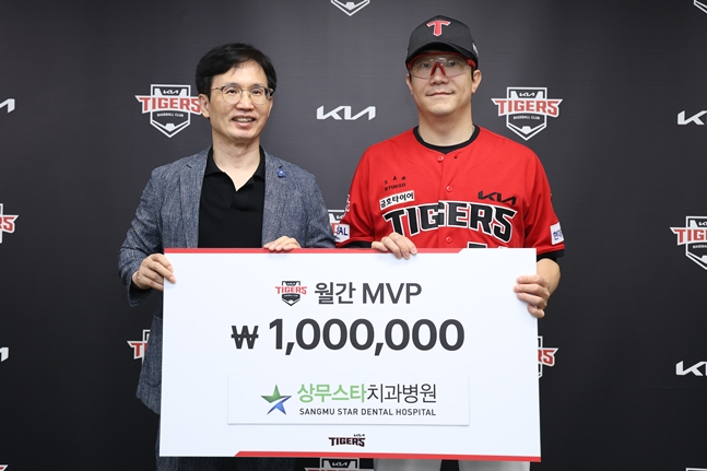 김운규 원장(왼쪽)과 양현종. /사진=KIA 타이거즈
