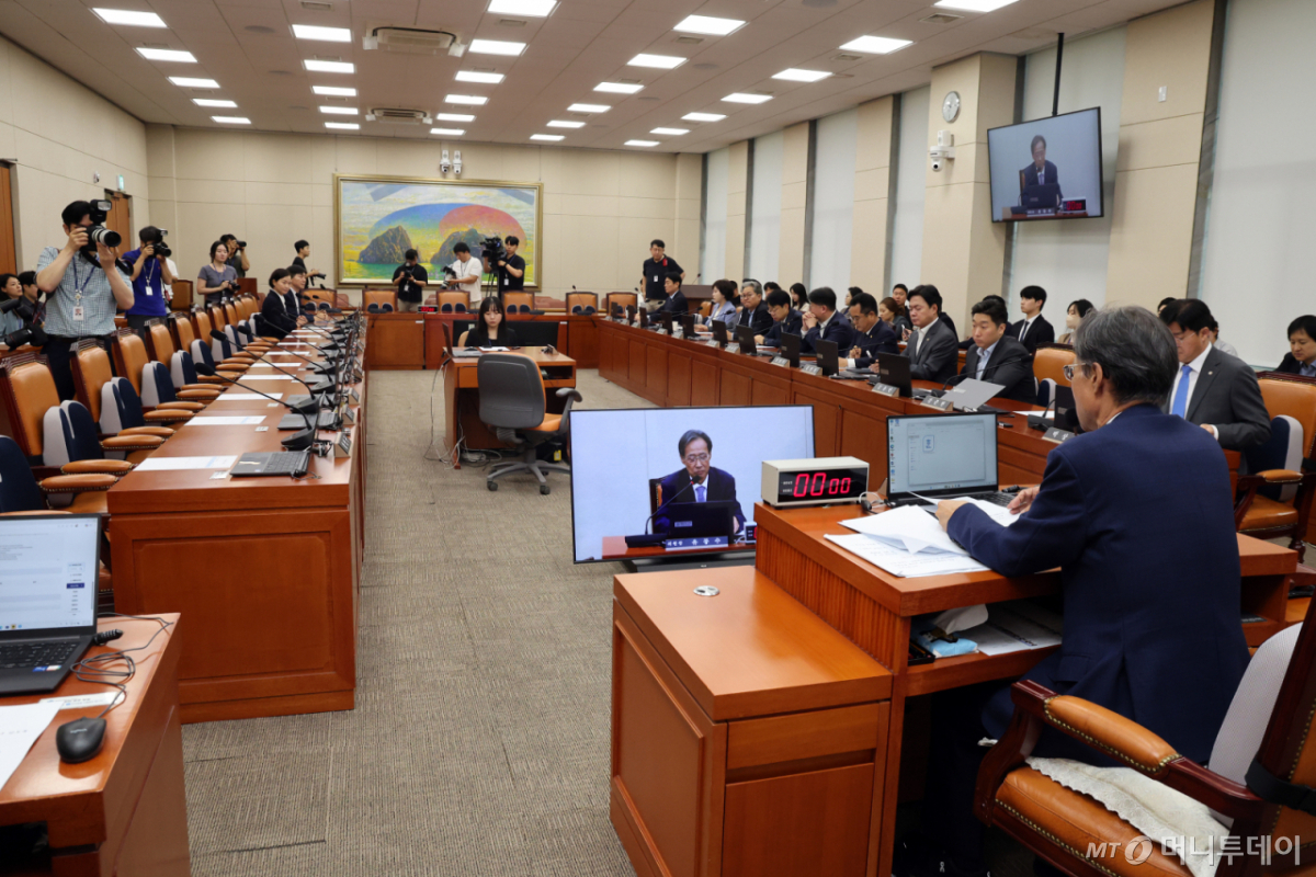 (서울=뉴스1) 황기선 기자 = 6일 오전 서울 여의도 국회에서 열린 정무위원회 전체회의에 국민의힘 위원들이 불참, 자리가 비어 있다. 국민의힘 위원들은 더불어민주당의 단독 원구성에 반대하며 이날 정무위 전체회의에 불참했다. 2026.7.6/뉴스1 Copyright © 뉴스1. All rights reserved. 무단 전재 및 재배포, AI학습 이용 금지. /사진=(서울=뉴스1) 황기선 기자