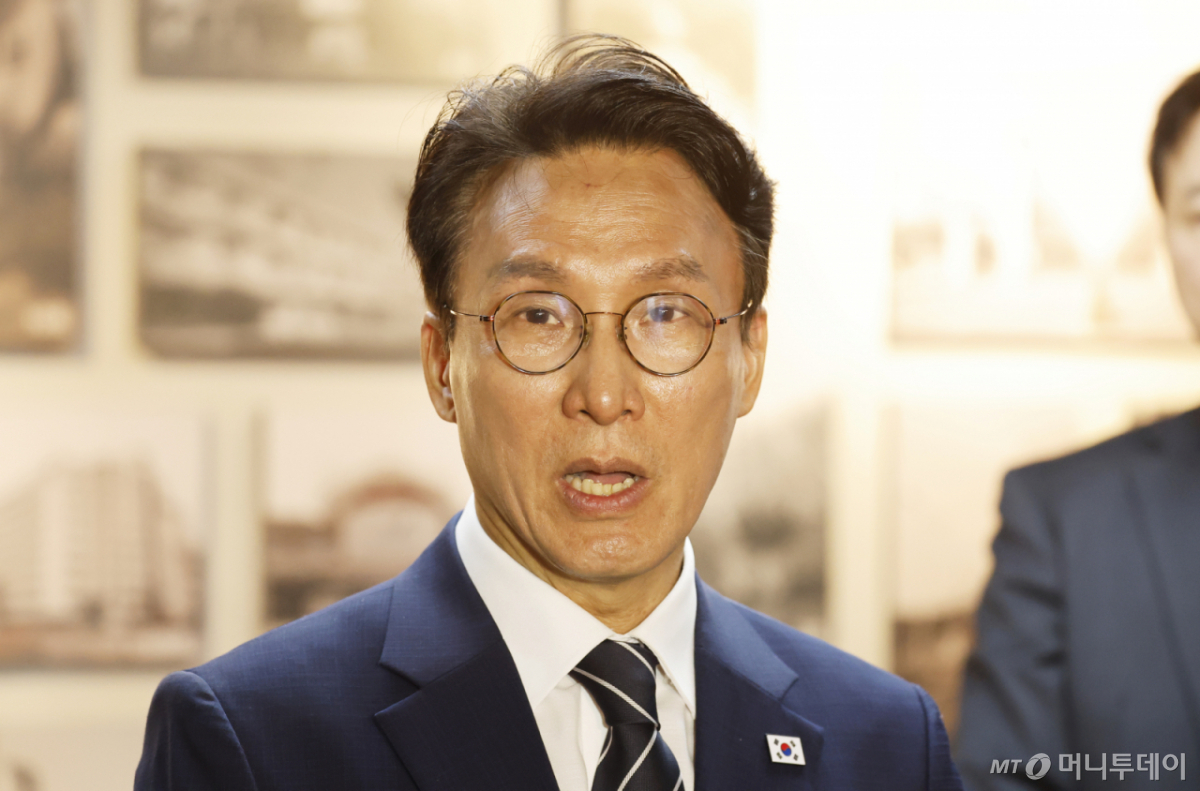 김민석 전 총리가 6일 오전 전남광주통합특별시 동구 전일빌딩245에서 더불어민주당 당대표 출마 선언을 마치고 취재진과 질의응답을 하고 있다. /사진=뉴스1