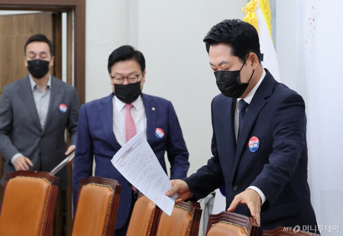 (서울=뉴스1) 신웅수 기자 = 장동혁 국민의힘 대표와 정점식 원내대표가 6일 서울 여의도 국회에서 열린 최고위원회의에 참석하고 있다. 2026.7.6/뉴스1 Copyright © 뉴스1. All rights reserved. 무단 전재 및 재배포, AI학습 이용 금지. /사진=(서울=뉴스1) 신웅수 기자