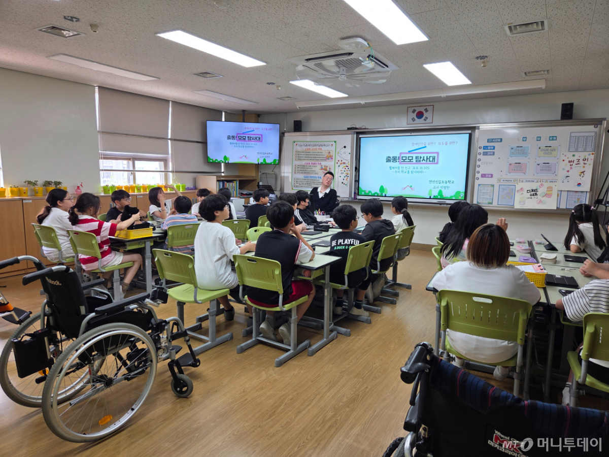 경기 안산시 신길초등학교 5학년 2반에서  '모모탐사대 : 학교 접근성 데이터 개방 프로젝트' 수업이 진행되고 있는 모습./사진=김서현 기자.