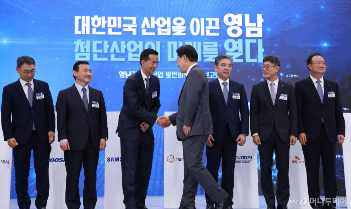 (진주=뉴스1) 허경 기자 = 이재명 대통령이 3일 경남 진주시에서 열린 영남권 첨단산업 육성을 위한 투자양해각서 체결식에서 김동관 한화그룹 부회장과 악수하고 있다. 2026.7.3/뉴스1 Copyright © 뉴스1. All rights reserved. 무단 전재 및 재배포, AI학습 이용 금지. /사진=(진주=뉴스1) 허경 기자