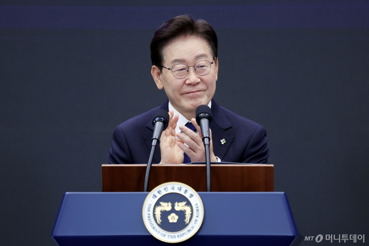 (광주=뉴스1) 이재명 기자 = 이재명 대통령이 30일 광주 김대중 컨벤션센터에서 열린 서남권 첨단산업 발전비전 국민보고회에서 축사를 하고 있다. (청와대통신사진기자단) 2026.6.30/뉴스1 Copyright © 뉴스1. All rights reserved. 무단 전재 및 재배포, AI학습 이용 금지. /사진=(광주=뉴스1) 이재명 기자