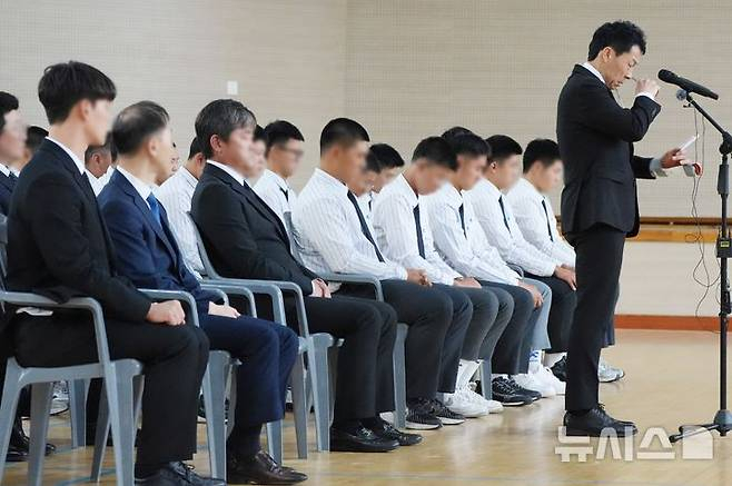 이효준 서울 배재고등학교 교장과 야구부 학생 등이 6일 오후 전남광주통합특별시 북구 광주제일고등학교를 찾아 '스벅 가자' 사태에 대한 사과를 하고 있다./사진=전남광주=뉴시스