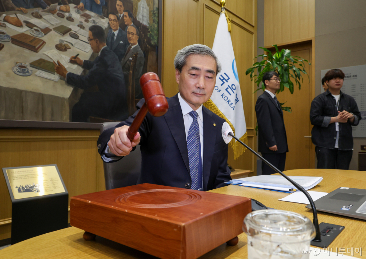(서울=뉴스1) 사진공동취재단 = 신현송 한국은행 총재가 28일 오전 서울 중구 한국은행에서 열린 금융통화위원회 본회의에 참석해 의사봉을 두드리고 있다. 2026.5.28/뉴스1 Copyright © 뉴스1. All rights reserved. 무단 전재 및 재배포, AI학습 이용 금지. /사진=(서울=뉴스1) 사진공동취재단