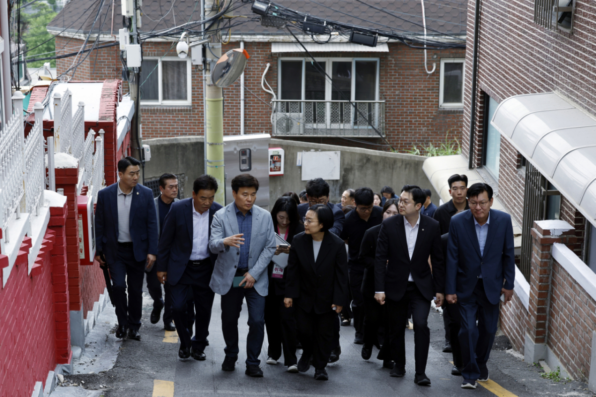 (서울=뉴스1) 박정호 기자 = 한성숙 국무총리가 4일 오후 서울시 서대문구 신촌 대학가 원룸 밀집지역을 둘러보고 있다. 2026.7.4/뉴스1 Copyright © 뉴스1. All rights reserved. 무단 전재 및 재배포, AI학습 이용 금지. /사진=(서울=뉴스1) 박정호 기자