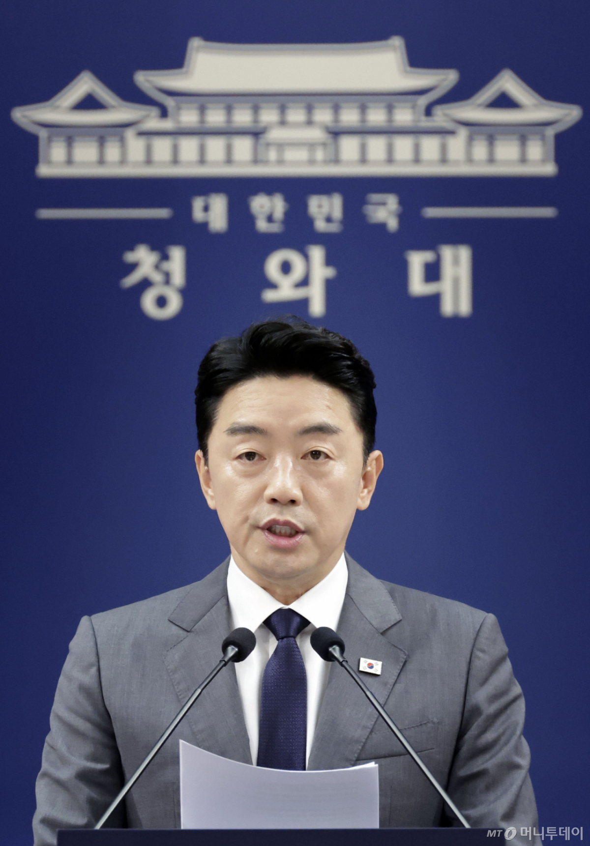 [서울=뉴시스] 최동준 기자 = 강훈식 비서실장이 6일 청와대에서 메가프로젝트 민관합동 점검회의 결과 브리핑을 하고 있다. 2026.07.06. photocdj@newsis.com /사진=최동준