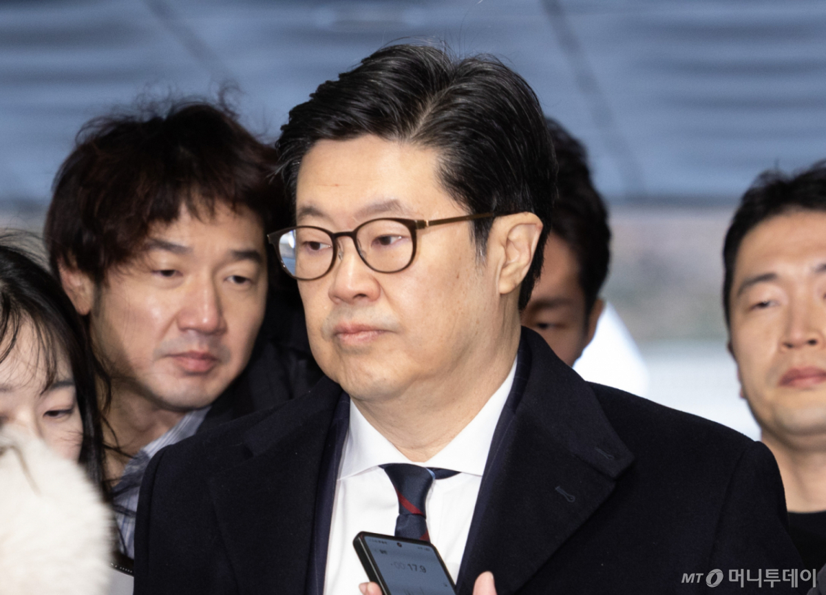 [서울=뉴시스] 황준선 기자 = 홈플러스 사태와 관련해 사기와 자본시장법 위반 등 혐의를 받는 김병주 MBK파트너스 회장이 13일 오전 서울 서초구 서울중앙지방법원에서 열린 구속 전 피의자 심문(영장실질심사)에 출석하고 있다. 2026.01.13. hwang@newsis.com /사진=황준선