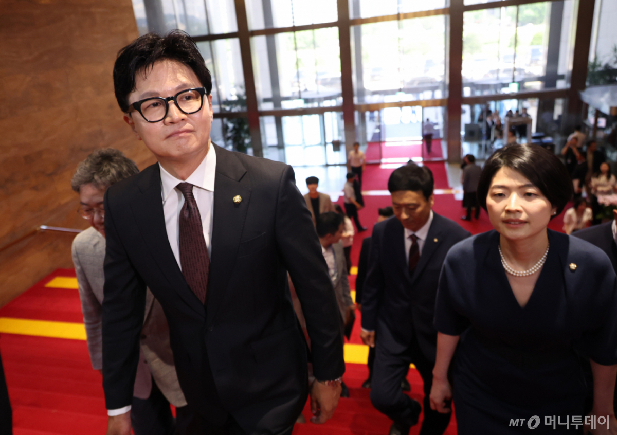 [서울=뉴시스] 김금보 기자 = 한동훈 무소속 부산 북구갑 국회의원 당선인이 5일 오후 서울 여의도 국회에서 국민의힘 친한계 의원들과 본회의장으로 향하고 있다. 2026.06.05. kgb@newsis.com /사진=김금보