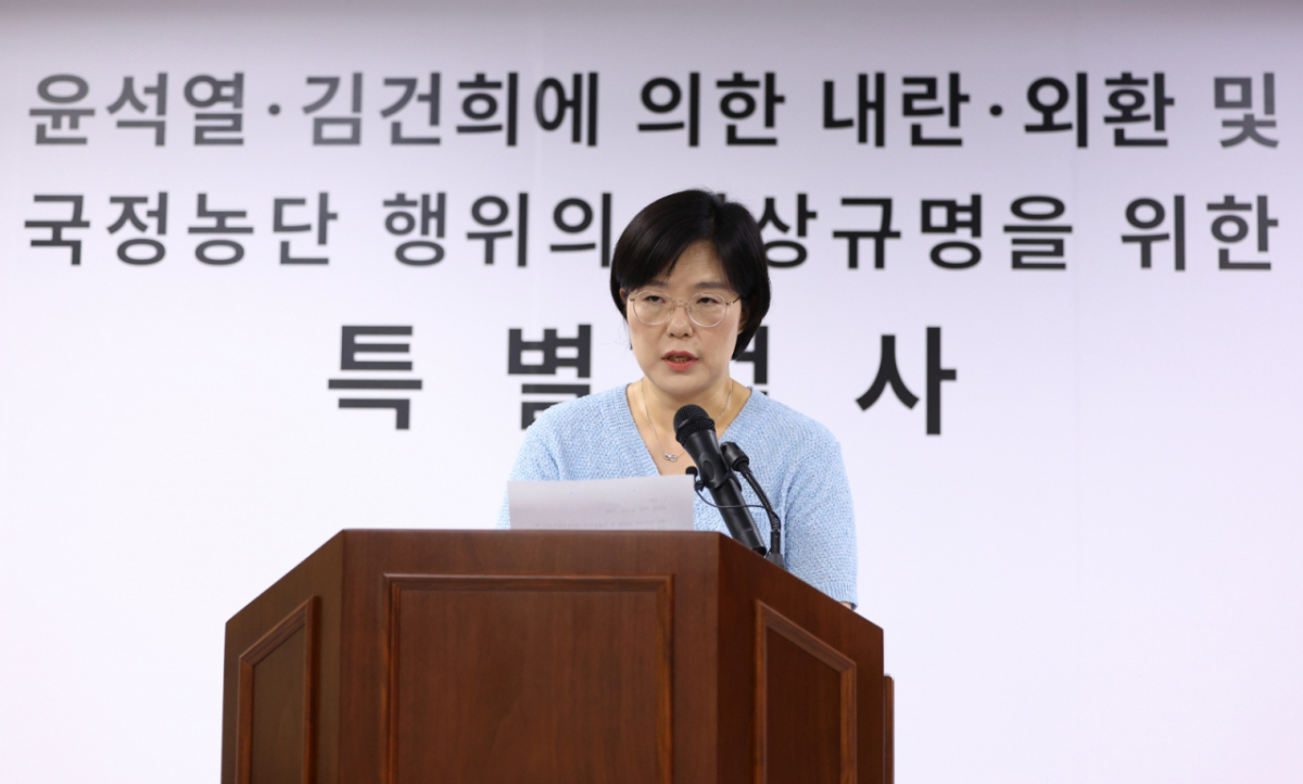 권창영 2차 종합특검팀의 김지미 특검보가 6일 오후 경기 과천시 2차 종합특검팀 사무실 브리핑룸에서 정례 브리핑을 하고 있다./사진=뉴시스