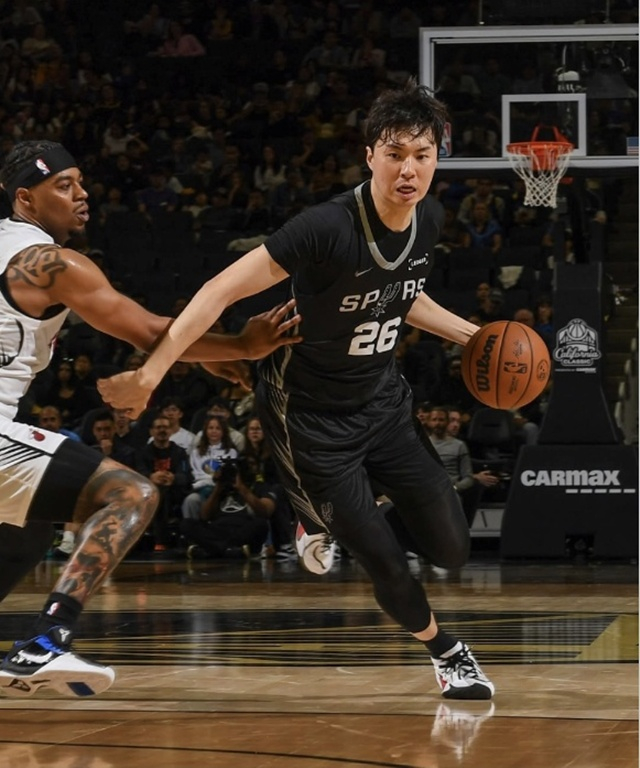 경기에 집중하는 이현중(오른쪽).  /사진=NBA G리그 SNS