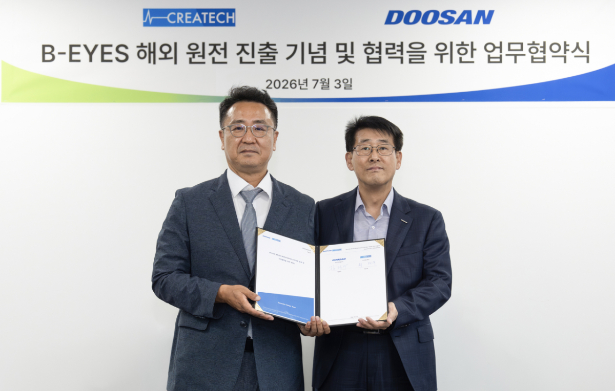 김덕수 두산에너빌리티 TM설계 담당(오른쪽)과 최태묵 크리에이텍 대표이사가 지난 3일 B-EYES 해외 원전 진출 기념 및 협력 협약을 하고 있다./사진제공=두산에너빌리티