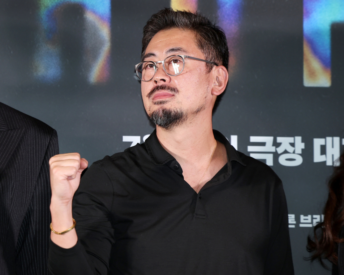 '호프'는 정체불명의 괴생물체와의 사투를 그린 작품인 만큼 극 중 총격 장면이 적지 않다. 일각에서는 총기 사용이 잔인하다는 반응도 있었지만, 나 감독은 "총이 잔인한 무기일 수 있지만 영화 안에서 가장 효과적으로 표현할 수 있을 것 같아 총기를 사용했다"고 설명했다. 이어 "전작과 비교하면 폭력 수위가 매우 낮은 작품"이라고 덧붙여 웃음을 자아냈다. 사진은 나홍진 감독. /사진=뉴스1