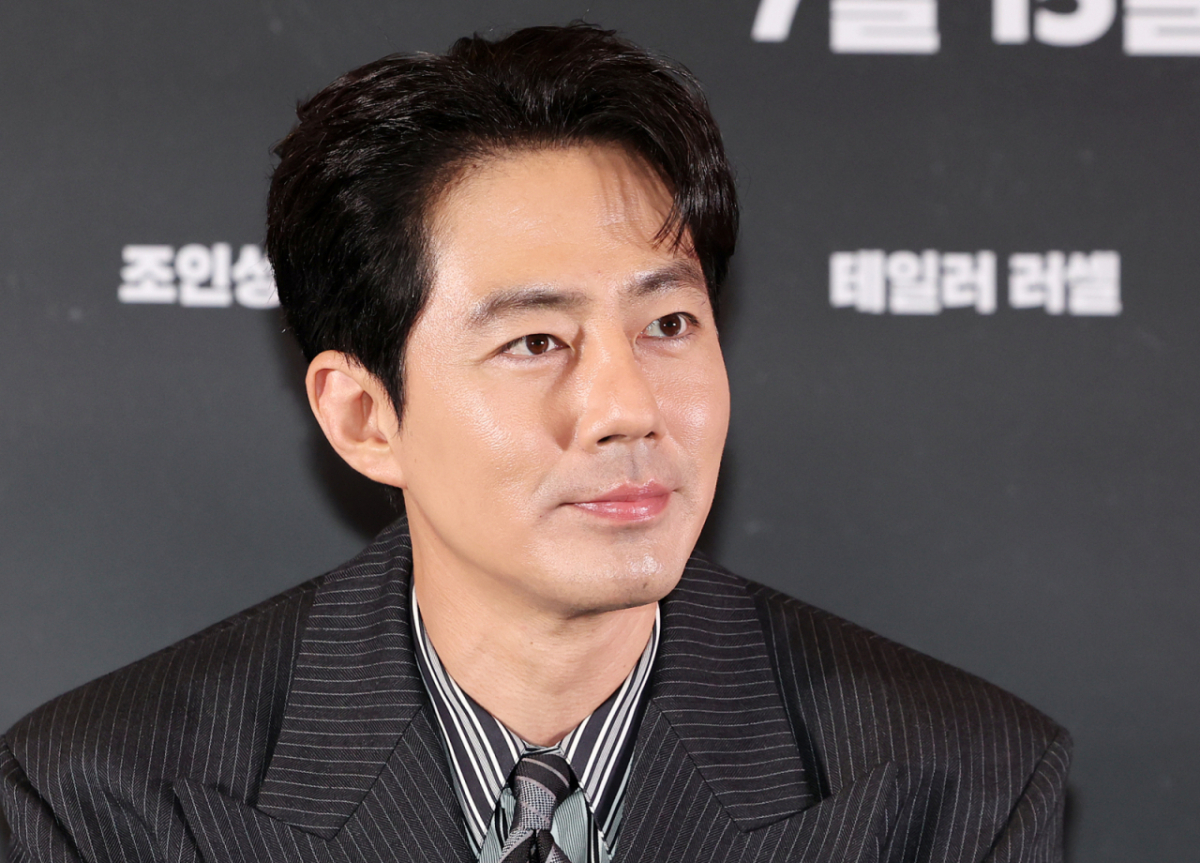 조인성은 '호프'에서 다양한 액션은 물론 승마 장면까지 직접 소화해 눈길을 끌었다. 그는 승마 장면을 위해 약 3개월 동안 일주일에 두세 차례씩 연습했다며 "실제 아스팔트에서 뛰기도 하고 산도 타봤다. 말과 호흡을 맞추는 게 정말 어렵다는 걸 새삼 느꼈다. 승마를 배울 수 있어서 좋은 기회였다"고 말했다. 사진은 배우 조인성. /사진=뉴스1