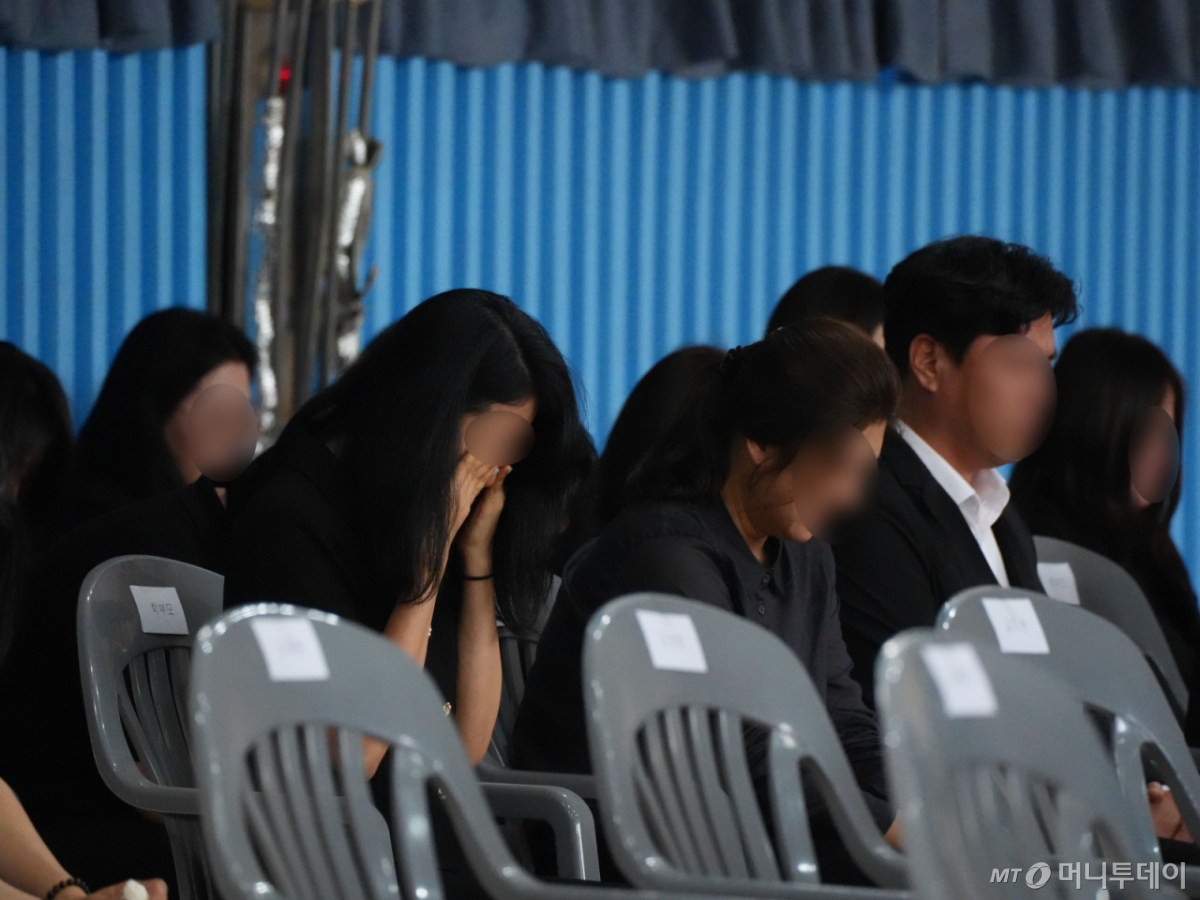 (전남광주=뉴스1) 김태성 기자 = 5·18민주화운동 조롱성 응원으로 논란을 빚은 서울 배재고 야구부 학부모들이 6일 광주제일고를 방문, 눈물을 흘리고 있다. 2026.7.6/뉴스1 Copyright © 뉴스1. All rights reserved. 무단 전재 및 재배포, AI학습 이용 금지. /사진=(전남광주=뉴스1) 김태성 기자