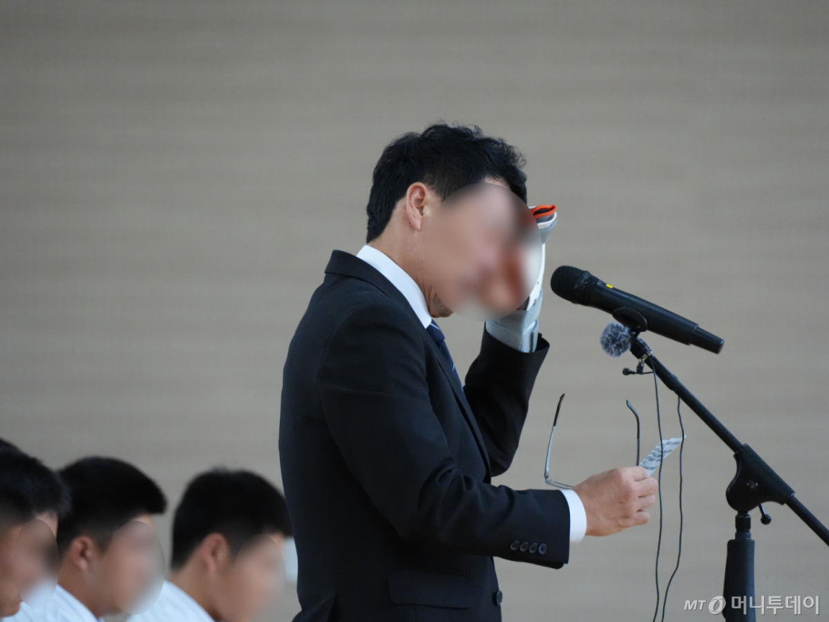 (전남광주=뉴스1) 김태성 기자 = 배재고 교장이 6일 광주제일고를 방문, 5·18민주화운동 조롱성 응원 논란과 관련해 사과문을 낭독하며 눈물을 흘리고 있다. 2026.7.6/뉴스1 Copyright © 뉴스1. All rights reserved. 무단 전재 및 재배포, AI학습 이용 금지. /사진=(전남광주=뉴스1) 김태성 기자